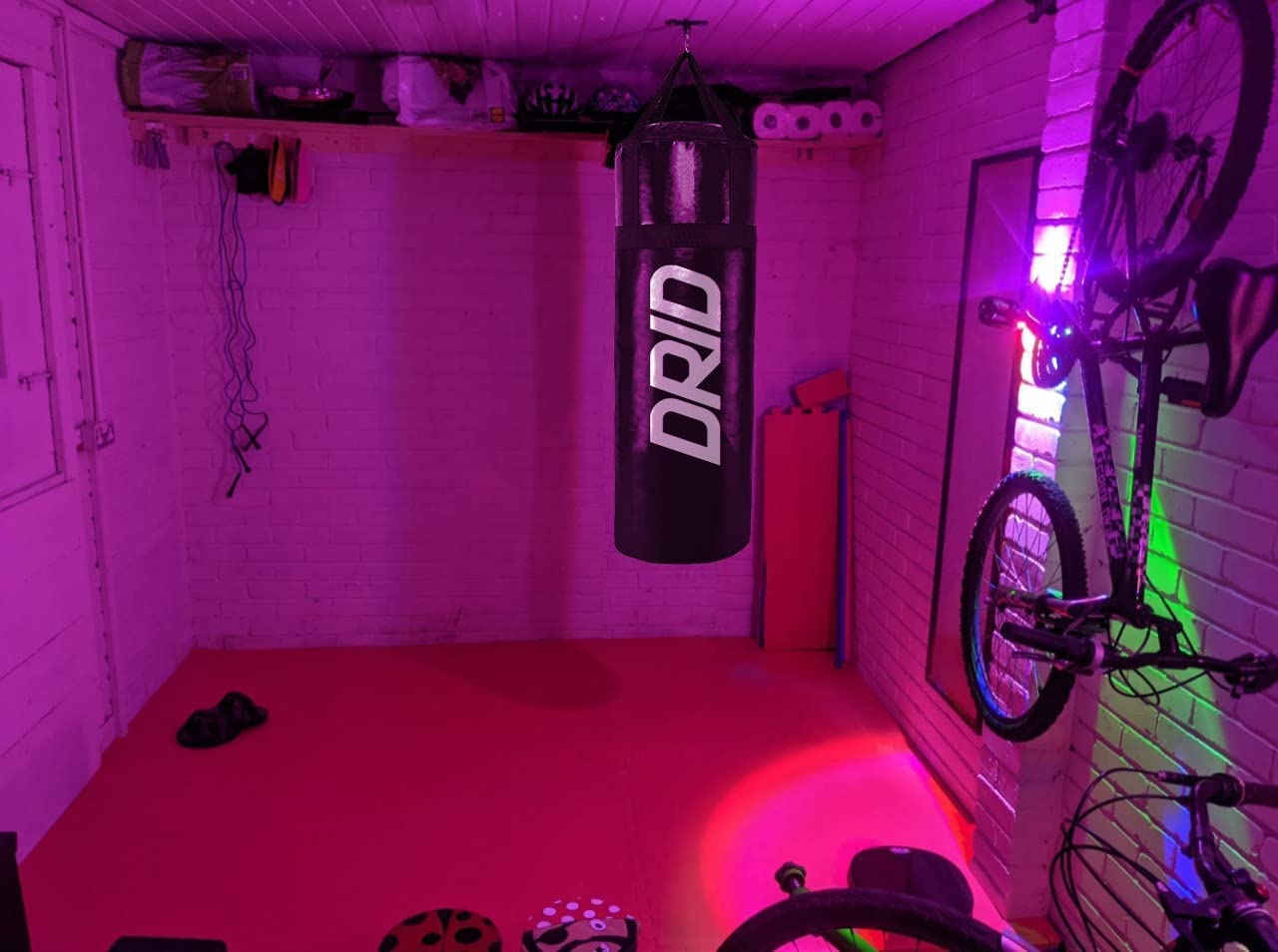 Drid Basics Boxeo Completo Saco Costal de Box Lleno de con Soporte Premium de Pared + Kit Instalación y Enganche Incluidos Pared, Negro, Mayores 12 años