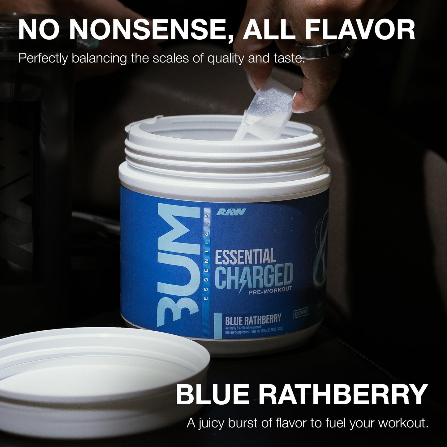 RAW Polvo de pre-entrenamiento, Essential CHARGED (azul Rathberry) - Suplemento preentrenamiento para hombres y mujeres - Apoya la concentración, el estado de ánimo y el rendimiento - cafeína,